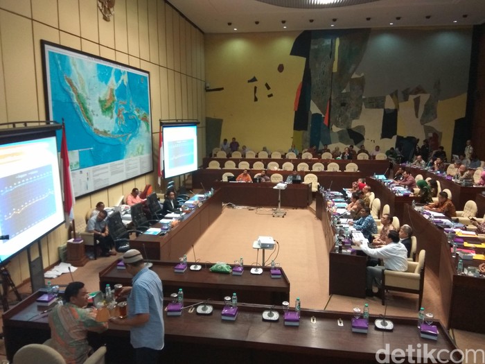 Pimpinan Komisi II DPR Tak Satu Suara Soal Polemik Jabatan Ahok