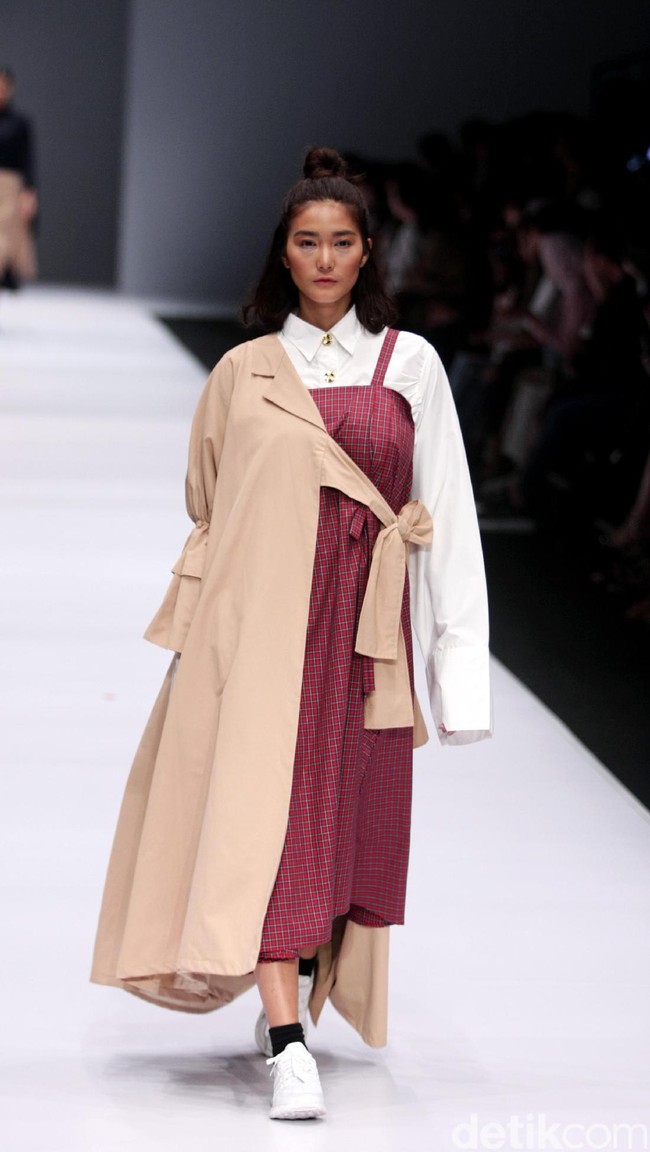 Koleksi IKYK for Korean Cultural mengusung tema Urban di Jakarta Fashion Week 2017. Senayan City. Jakarta. [Foto: Mohammad Abduh/Wolipop]