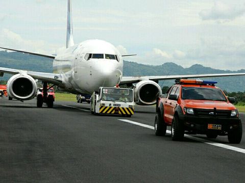 Penampakan Proses Evakuasi Pesawat yang Tergelincir di Bandara Yogya