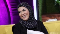 Sang istri juga menceritakan kenakalan Gunawan yang tetap membawa mobil sendiri meski kakinya belum pulih total. Hanif Hawari/detikHOT