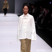 Koleksi IKYK for Korean Cultural mengusung tema Urban di Jakarta Fashion Week 2017. Senayan City. Jakarta. [Foto: Mohammad Abduh/Wolipop]