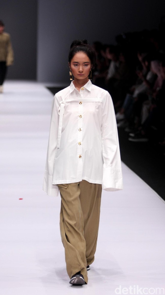 Koleksi IKYK for Korean Cultural mengusung tema Urban di Jakarta Fashion Week 2017. Senayan City. Jakarta. [Foto: Mohammad Abduh/Wolipop]