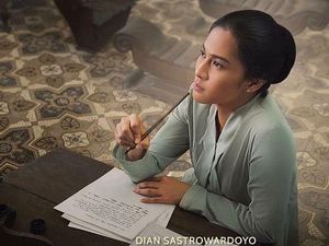 Perjuangan Dian Sastrowardoyo di Trailer Kartini