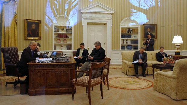 Donald Trump saat berbicara via telepon dengan PM Australia Malcolm Turnbull