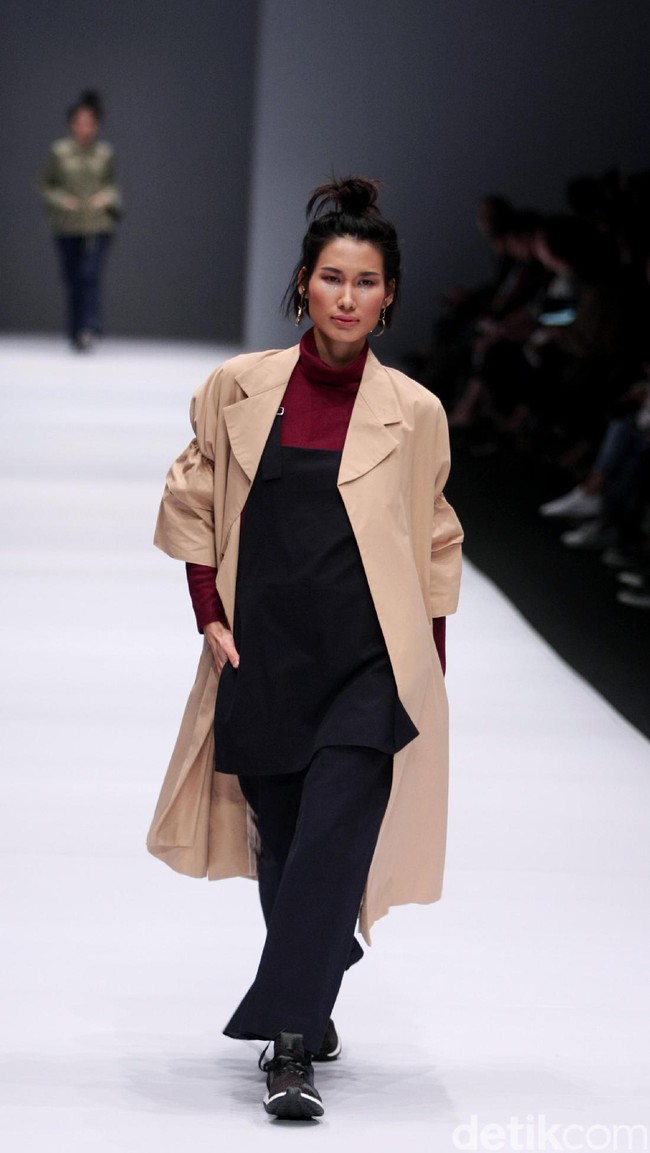 Koleksi IKYK for Korean Cultural mengusung tema Urban di Jakarta Fashion Week 2017. Senayan City. Jakarta. [Foto: Mohammad Abduh/Wolipop]