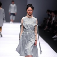 Koleksi IKYK for Korean Cultural mengusung tema Urban di Jakarta Fashion Week 2017. Senayan City. Jakarta. [Foto: Mohammad Abduh/Wolipop]