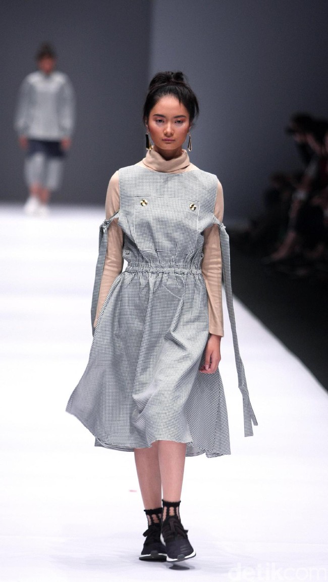 Koleksi IKYK for Korean Cultural mengusung tema Urban di Jakarta Fashion Week 2017. Senayan City. Jakarta. [Foto: Mohammad Abduh/Wolipop]