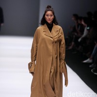 Koleksi IKYK for Korean Cultural mengusung tema Urban di Jakarta Fashion Week 2017. Senayan City. Jakarta. [Foto: Mohammad Abduh/Wolipop]