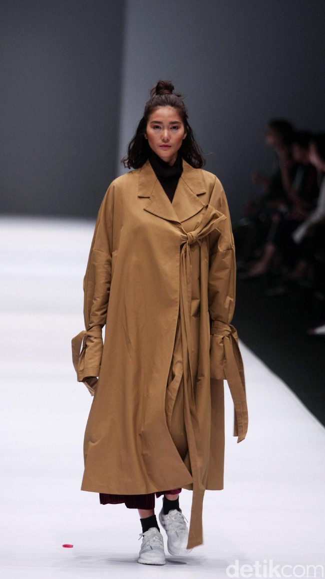 Koleksi IKYK for Korean Cultural mengusung tema Urban di Jakarta Fashion Week 2017. Senayan City. Jakarta. [Foto: Mohammad Abduh/Wolipop]