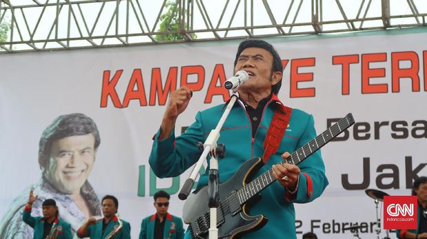 Ketua Umum Partai Idaman Rhoma Irama saat konser deklarasi pasangan nomor urut tiga, Anies Baswedan-Sandiaga Uno di Ciracas, Jakarta Timur, Februari 2017.