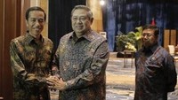 Keduanya pernah bertemu usai Pilpres 2014. Jokowi sudah terpilih menjadi Presiden ke-7 RI namun masih dalam masa transisi. Dengan diantar jet pribadi Ketum NasDem Surya Paloh, Jokowi menemui Presiden SBY di Nusa Dua, Bali. Keduanya melakukan pertemuan 4 mata dan mengadakan jumpa pers setelahnya. Foto: dok. detikcom