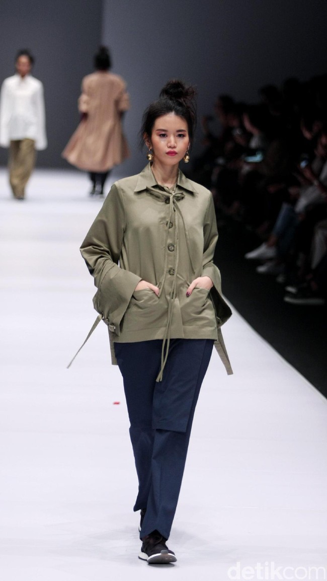 Koleksi IKYK for Korean Cultural mengusung tema Urban di Jakarta Fashion Week 2017. Senayan City. Jakarta. [Foto: Mohammad Abduh/Wolipop]