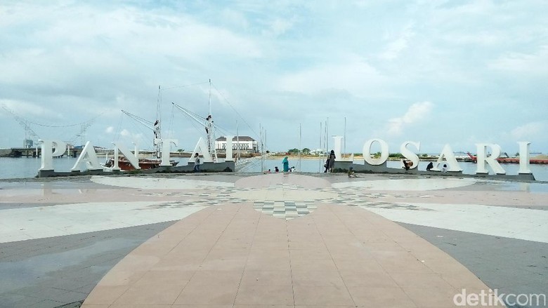 Ada Apa Di Pantai Losari