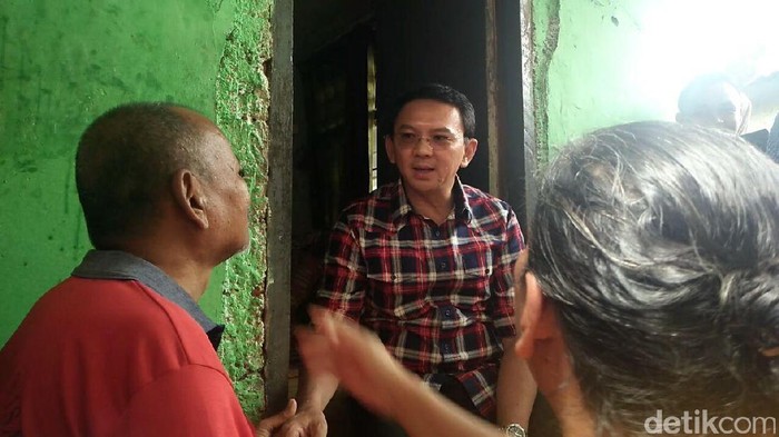 Ahok Janjikan Bantuan pada Warga Ciracas yang Terkena Stroke