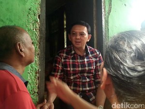Ahok Janjikan Bantuan pada Warga Ciracas yang Terkena Stroke