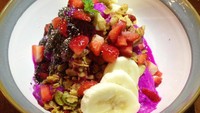 Salah satu menu yang ada dalam pilihan all day breakfast yaitu Smoothies Bowl. Menu sehat dan sedang tren ini terbuat dari smoothies buah naga dan sirsak. Toppingnya berupa granola, biji-bijian, strawberry, pisang dan chia seed. Segar!