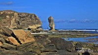 Batu Payung. Traveler yang akan ke Batu Payung bisa melalui Tanjung Aan. Tidak ada pasir di spot satu ini, hanya karang dengan terpaan ombak saja (Siti Avianty/dTraveler)