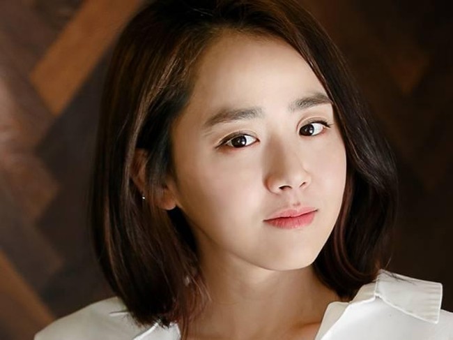 Moon Geun Young jadi salah satu aktris yang berkarier sejak usia muda. Namanya mulai populer sejak muncul di film On The Way pada 1999. Pemain Cinderella’s Sister ini pun disebut sebagai aktris yang memiliki tampilan baby face. Meskipun telah memasuki usia 31 tahun penampilan Moon Geun Young tetap imut. Foto: AllKpop