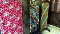 Foto: Batik Riau biasanya memiliki pola lurus (vertikal), dan menyimpang (diagonal). Tidak ada yang melintang (horizontal). Ternyata ini memiliki makna dan filosofi tersendiri (Wahyu/detikTravel)