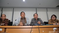Komisaris Utama Pertamina Tanri Abeng (dua dari kanan) mengumumkan pencopotan Dwi Soetjipto dengan didampingi Wakil Menteri ESDM Arcandra Tahar (kiri), Deputi Bidang Usaha Jasa Kementerian BUMN Gatot Trihargo (dua dari kiri), dan Yenni Andayani (kanan).