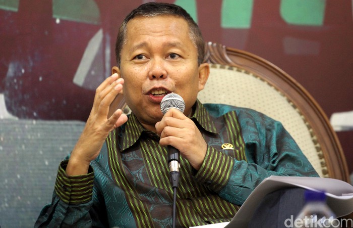 Asrul Sani merupakan politisi PPP. Dia juga anggota Komisi III DPR.