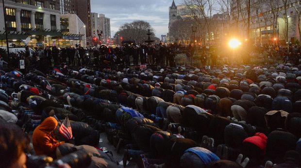 Warga Yaman di New York salat berjamaah di tengah aksi protes