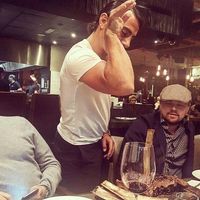 Chef Turki yang Viral Ini Berhasil Menabur Garam di Atas <i>Beefsteak</i> Leonardo DiCaprio