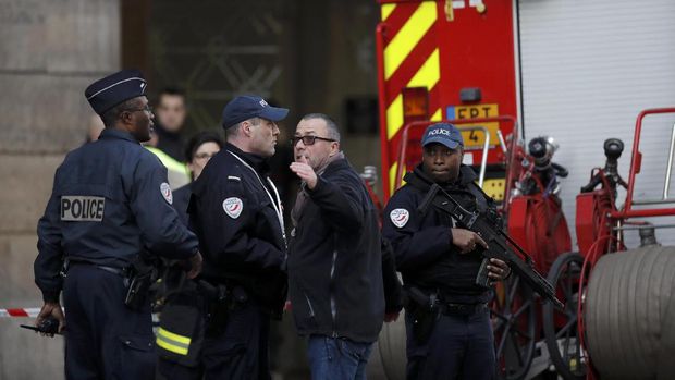 Polisi Prancis berjaga-jaga di sekitar Museum Louvre usai insiden ini 
