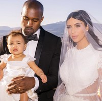 Kim Kardashian memilih gaun seksi di hari pernikahannya. Ketika menikah dengan Kanye West, Kim memakai gaun panjang namun tampak menerawang di bagian perut dan lengan. Foto: Ist.