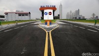 Paket yang dikerjakan oleh PTPP ini merupakan salah satu dari delapan paket pengerjaan jalan layang non tol untuk bus TransJakarta dengan rute Ciledug - Blok M - Tendean sepanjang 9,3 km. Rachman Haryanto/detikFoto.