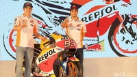 Kedua pebalap Repsol Honda, Marc Marquez dan Dani Pedrosa hadir dalam acara tersebut.