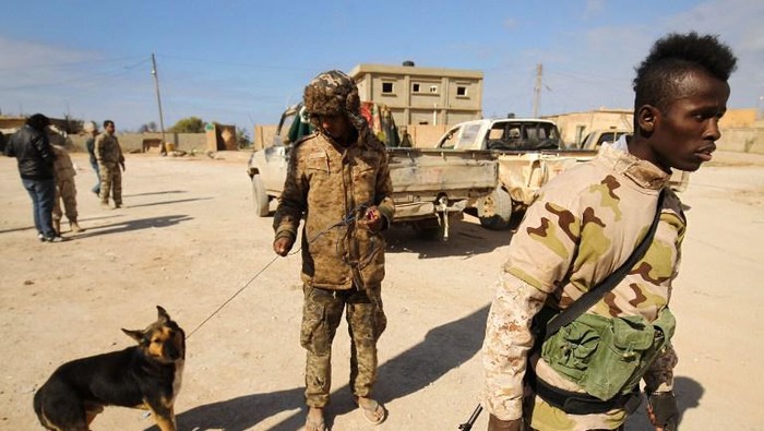 Members of the Libyan National Army (LNA), also known as the forces loyal to Marshal Khalifa Haftar, patrol on January 28, 2017 the area of Qanfudah, on the southern outskirts of Benghazi, after retaking it from Islamic State (IS) fighters.
Haftar has managed to retake a large part of the eastern coastal city from jihadists since Benghazi came under their control in 2014. But jihadists still control the central districts of Al-Saberi and Souq al-Hout. / AFP PHOTO / Abdullah DOMA