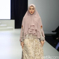 Koleksi busana dari Lia Soraya yang mengangkat tema Bersuci Lumpur Purwakarta di Indonesia Fashion Week 2017. Senayan. Jakarta. [Foto: Mohammad Abduh/Wolipop]