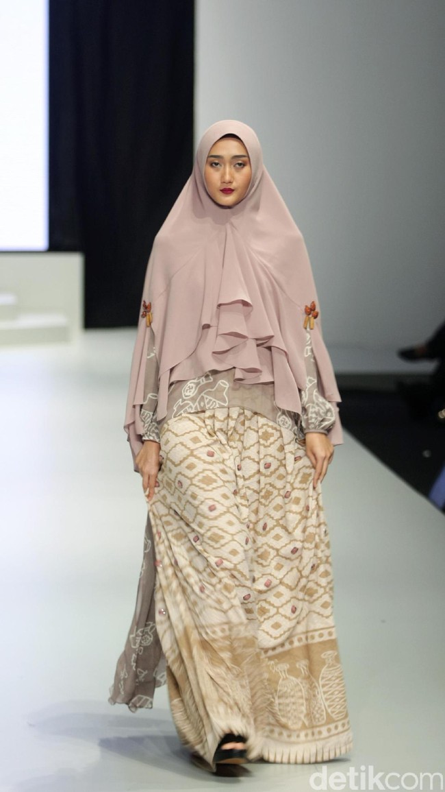 Koleksi busana dari Lia Soraya yang mengangkat tema Bersuci Lumpur Purwakarta di Indonesia Fashion Week 2017. Senayan. Jakarta. [Foto: Mohammad Abduh/Wolipop]