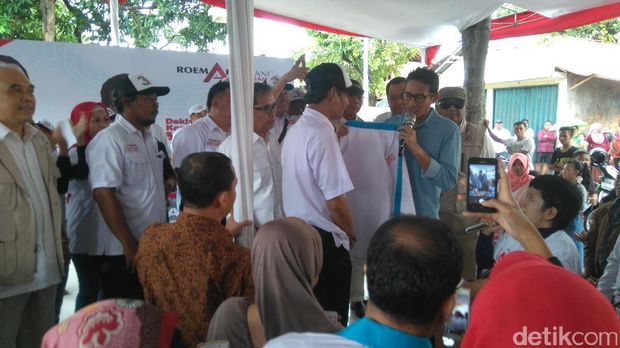 Sandiaga melantik relawan di Kebayoran Lama / 