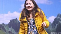 Senyuman manisnya membuat para pria jatuh hati. Pool/Hanif Hawari/detikFoto.