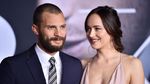 Stunning! Dakota Johnson Tampil dengan Dress Seksi