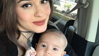 Wanita berdarah Inggris itu memilih untuk mengasuh secara penuh buah hatinya, Seraphine Rose. Dok. Instagram/yaswildblood