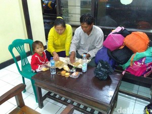 Cerita Polisi di Rembang Bantu Pemotor Terjebak Hujan Tengah Malam
