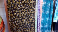 Foto: Dari segi motif, kebanyakan kain batik ini mengambil dari tumbuh-tumbuhan. Ada bunga kiambang, bunga kesumba, hingga bunga jambu air (Wahyu/detikTravel)