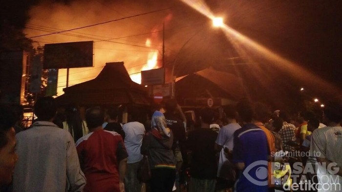 Kebakaran di Pasar Krempyeng Gresik, 6 Unit Damkar Dikerahkan