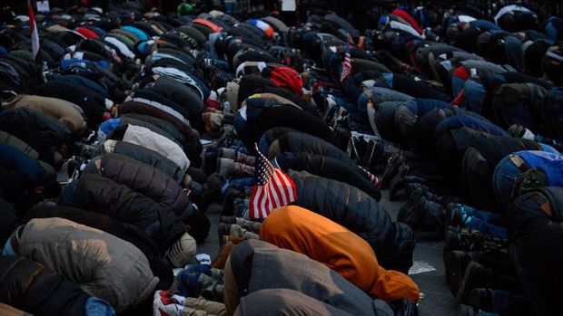 Warga Yaman di New York salat berjamaah di tengah aksi protes
