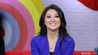 Ibu satu anak itu tampil dengan jumpsuit berwarna biru dengan heels hitam. Hanif Hawari/detikHOT
