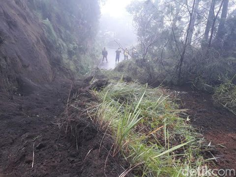Jalur Bromo di Pasuruan longsor