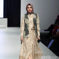 Koleksi busana dari Lia Soraya yang mengangkat tema Bersuci Lumpur Purwakarta di Indonesia Fashion Week 2017. Senayan. Jakarta. [Foto: Mohammad Abduh/Wolipop]