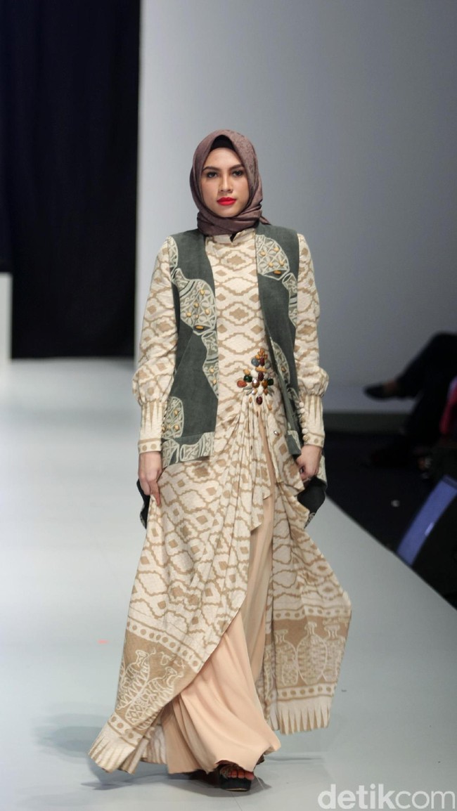 Koleksi busana dari Lia Soraya yang mengangkat tema Bersuci Lumpur Purwakarta di Indonesia Fashion Week 2017. Senayan. Jakarta. [Foto: Mohammad Abduh/Wolipop]