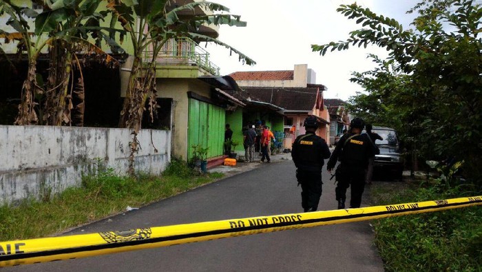 Densus Geledah Rumah Dua Terduga Teroris di Boyolali