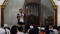 AHY memberikan sambutan di sebuah masjid usai Sholat Jumat.