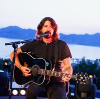 Pada 2011, vokalis Foo Fighters Dave Grohl mengentikan pertunjukannya untuk meneriaki seorang pria di antara penonton yang memulai perkelahian. “Lihat saya! Pergi dari konser saya sekarang juga! Kamu tidak datang ke sini dan berkelahi. Kamu datang untuk berjoget, brengsek,” tuturnya kala itu. Foto: Julien M. Hekimian/Getty Images for Citi