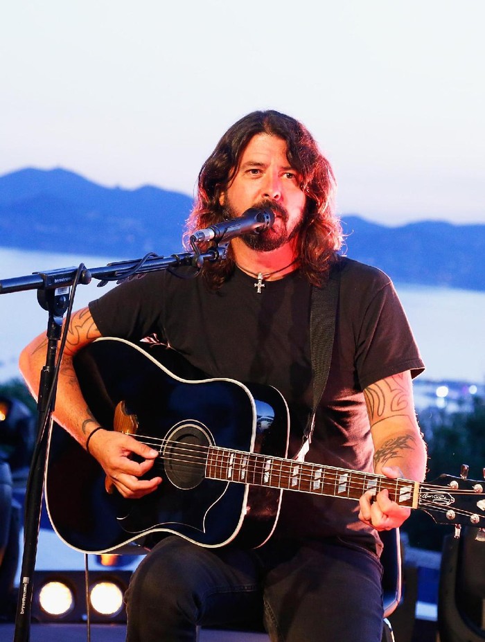 Dave Grohl CANNES, FRANCE - JUNE 22: American Singer Dave Grohl performs on stage during the Live Nation And Citi Special Evening At Cannes Lions on June 22, 2016 in Cannes, France. (Photo by Julien M. Hekimian/Getty Images for Citi )
